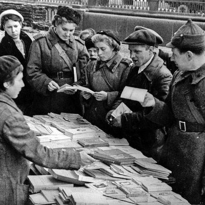 В годы войны на улицах Ленинграда