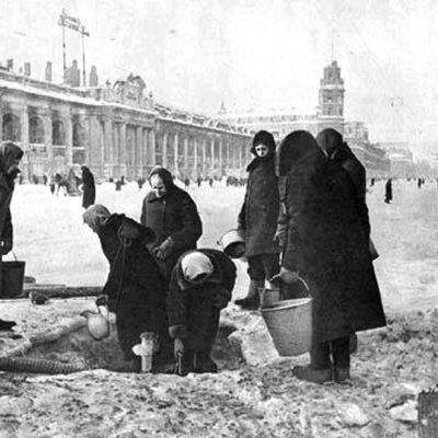 Люди набирают воду в блокадном Ленинграде